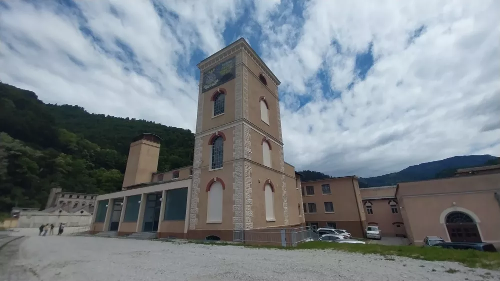 Šentanski rudnik, kjer so nekoč pridobivali živo srebro, se nahaja 9 kilometrov severno od Tržiča, pri zaselku Lajb.