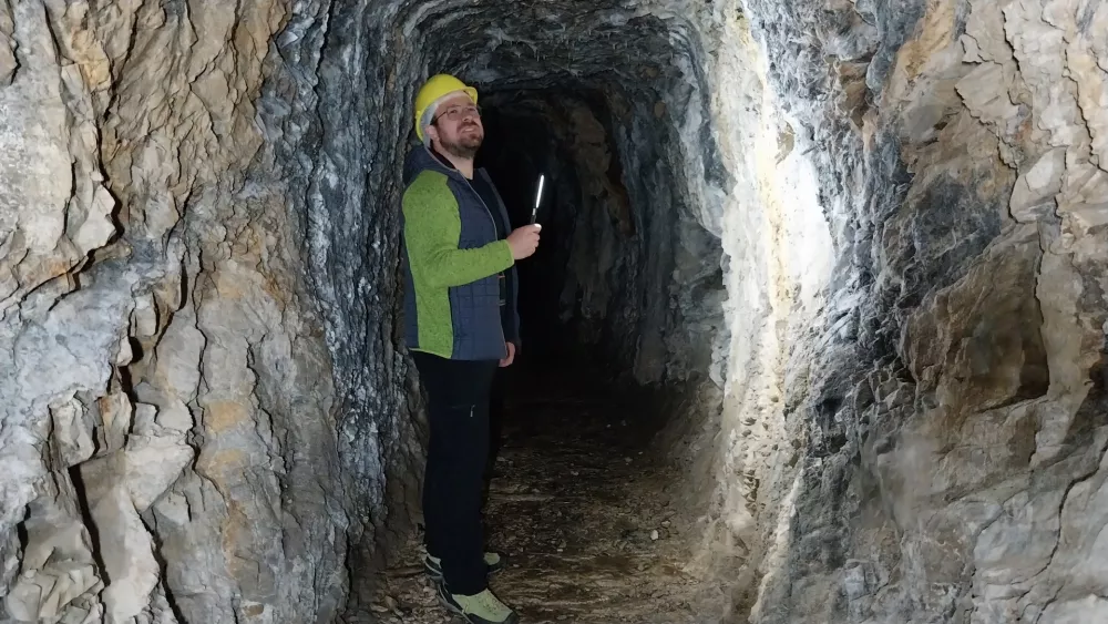 Šentanski rudnik, kjer so nekoč pridobivali živo srebro, se nahaja 9 kilometrov severno od Tržiča, pri zaselku Lajb.