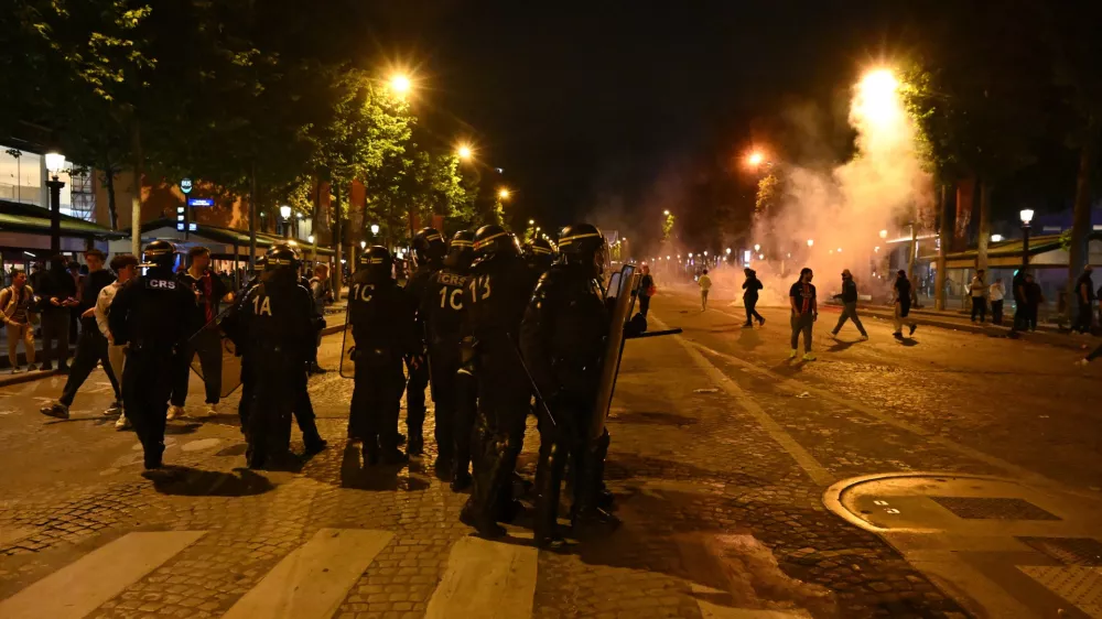 01 June 2025, France, Paris: French riot police on duty after clashes erupted at Paris Saint-Germain Champions League title celebrations in Paris. Photo: Julien Mattia/Le Pictorium via ZUMA Press/dpa