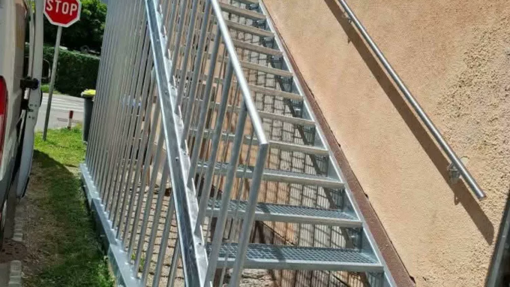 V Savskem naselju so po več mesecih dobili nove stopnice. Foto: zajem zaslona