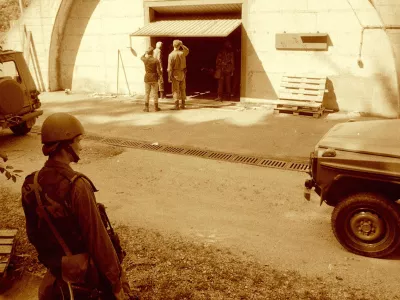 Skladišče JNA Borovnica, avgust 1991, armada prevzema skladišče ponovno v svoje roke. Skladiščnik se je prijel za glavo, ko je zagledal prazna skladišča. - Borovnica - primopredaja orožja - Jugoslovanska ljudska armada (JLA) - Teritorialna obramba TO, //FOTO: Tomaž SkaleOPOMBA: ZA OBJAVO V ČASOPISU DNEVNIK
