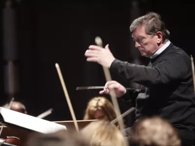 Uroš Lajovic, dirigent in umetniški vodja komornega orkestra Slovenicum; dirigent in revizor opere Črne maske Marija Kogoja//FOTO: Luka Cjuha