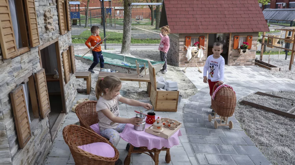 Pomembna novost je, da se otroke iz ranljivih skupin pravočasno vključuje v vrtce. Fotografija je simbolična. Foto: Jaka Gasa