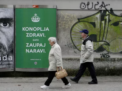 ﻿- 20.01.2015 - plakat Konoplja zdravi, zaupaj naravi. - Društvo SKSK -Slovenski konopljin socialni klub - legalizacija - starostniki - starejši - reklamni pano - oglaševanje - grafiti - plakatno mesto podjetja TAM-TAM  		        //FOTO: Tomaž Skale