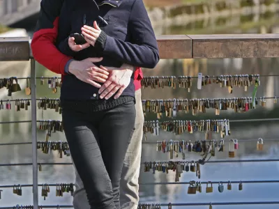 ﻿- 26.02.2015 - simbolična fotografija - Mesarski most -  ljubezen - ljubezenske ključavnice - par//FOTO: Tomaž Skale