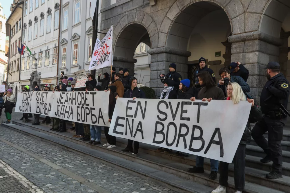 - 08.02.2025. - Protestni sprehod od srbske ambasade do Mestne hiše, ki ga je pripravila Participativna ljubljanska avtonomna cona - Plac, s katerim želijo podpreti študentske proteste v Srbiji in izraziti kritiko podpore ljubljanskega župana Zorana Jankovića srbskemu predsedniku Aleksandru Vučiću.//FOTO: Bojan Velikonja