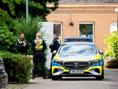 01 June 2025, Hamburg: A police patrol car parks on the grounds of Marienkrankenhaus hospital in Hamburg's Hohenfelde district. Three patients are dead and more than 50 people are injured after a fire breaks out in a ward that cares for elderly patients. Photo: Daniel Bockwoldt/dpa