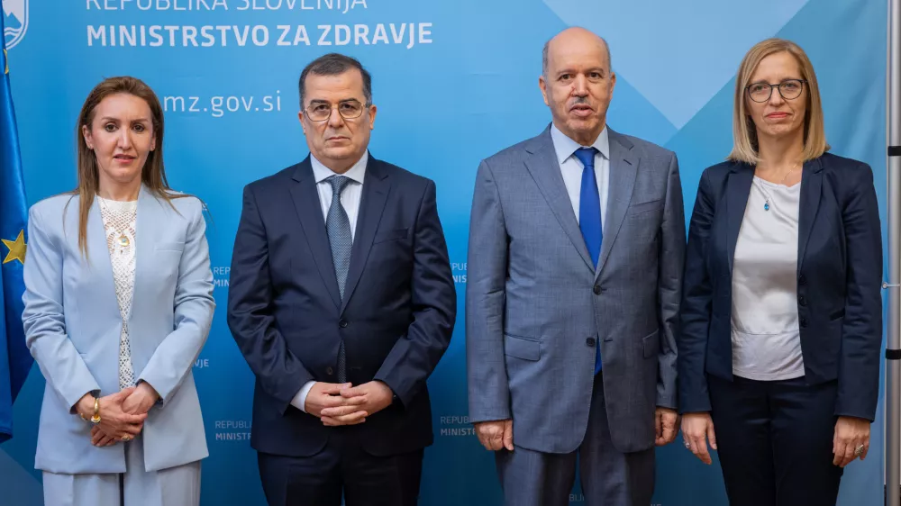 Ljubljana, ministrstvo za zdravje.Ministrica za zdravje Valentina Prevolnik Rupel je gostila alzirskega ministra za zdravje, prebivalstvo in reformo bolnisnic Abdelhaka Saihija ter alzirskega ministra za delo, zaposlovanje in socialno varnost Faycala Bentaleba, s katerima je med drugim spregovorila o moznosti vzpostavitve dvostranskega sodelovanja med drzavama na podrocju zdravstva in medicin.