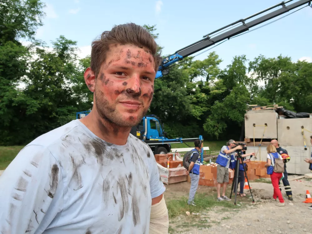 Vaja potres 2025, Nova Gorica, Gorica, simulacija potresa, reševanje, gasilci, reševalci, Evgen Leban, statist, član PGD Tolmin / Foto: Nataša Bucik Ozebek