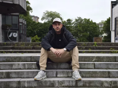 Boštjan Čukur, na stopnicah - trg republike23/5/25Foto: Voranc Kramberger / Foto: 