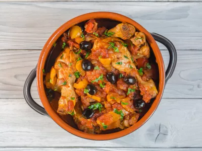 Pollo alla cacciatora- italian hunter-style chicken with onions, tomatoes, bell peppers, olives and wine. / Foto: Olga Mazyarkina