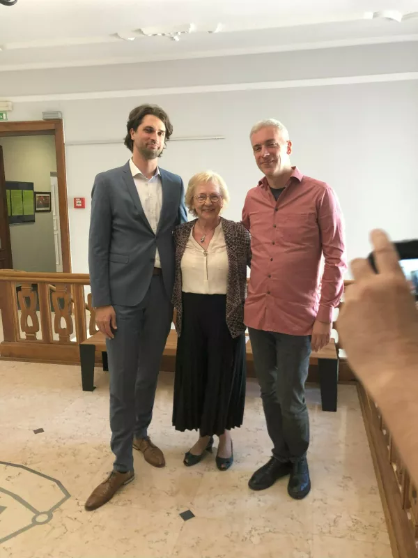 Predsednik Dru&scaron;tva ljubiteljev stare glasbe Domen Vurnik z nekdanjo predsednico in častno občanko Marijo Kolar ter Domnom Marinčičem, umetni&scaron;kim vodjo Festivala Radovljica Foto: Eva Branc