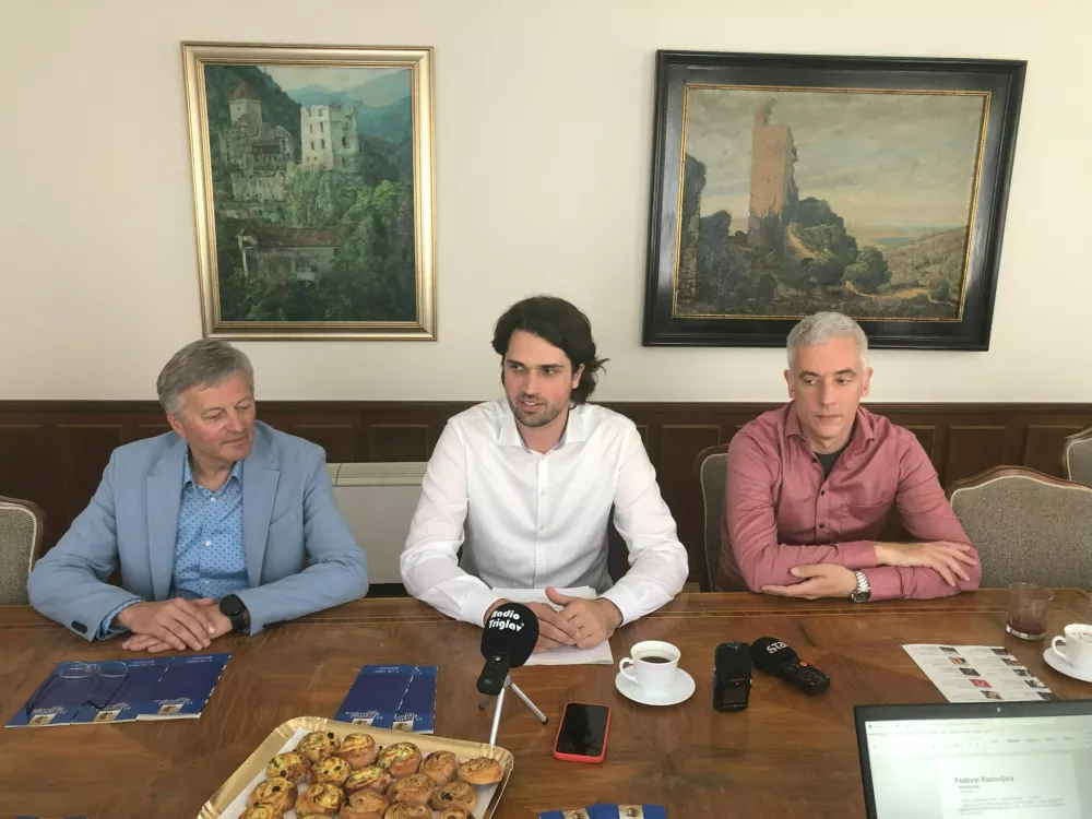 Radovlji&scaron;ki župan Ciril Globočnik, predsednik Dru&scaron;tva ljubiteljev stare glasbe Domen Vurnik in umetni&scaron;ki vodja festivala Domen Marinčič na predstavitvi 43. Festivala Radovljica Foto: Eva Branc