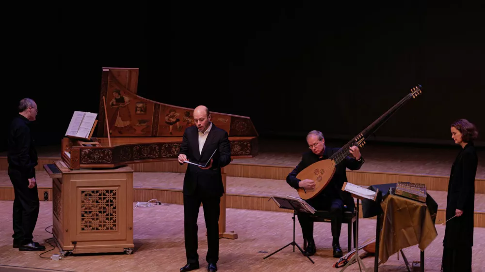 Sonate in moteti Angela Contija, Francesca Fea in Giambattiste Martinija s čarobnimi zvoki izvirnega opreklja, ki je nastal leta 1758 v Barceloni