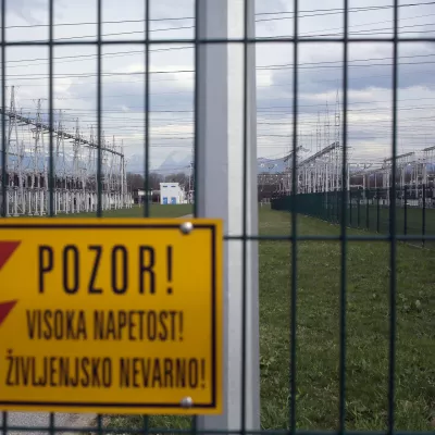 ﻿- 08.04.2015 - Električni daljnovod 2x400 kV Beričevo-Krško, elektrika - električni vod - elektroenergetsko omrežje - električna energija - //FOTO: Jaka Gasar