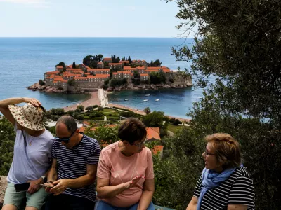 - Na poti od Herceg Novog do Svetog Štefana.- Sveti Stefan, Črna Gora.- Počivališče nad Svetim Stefanom.- 28.05.2025. - Reportaža o Jadranski magistrali ob 60. obletnici izgradnje in 70. obletnici začetka gradnje.- Jadranska magistrala, cesta, hrvaška obala.OPOMBA: ZA OBJAVO V OBJEKTIVU!//FOTO: Bojan Velikonja