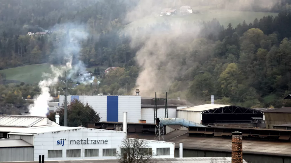 Ravne na Koroškem - Sij Metal Ravne - dim iz dimnika onesnaženje