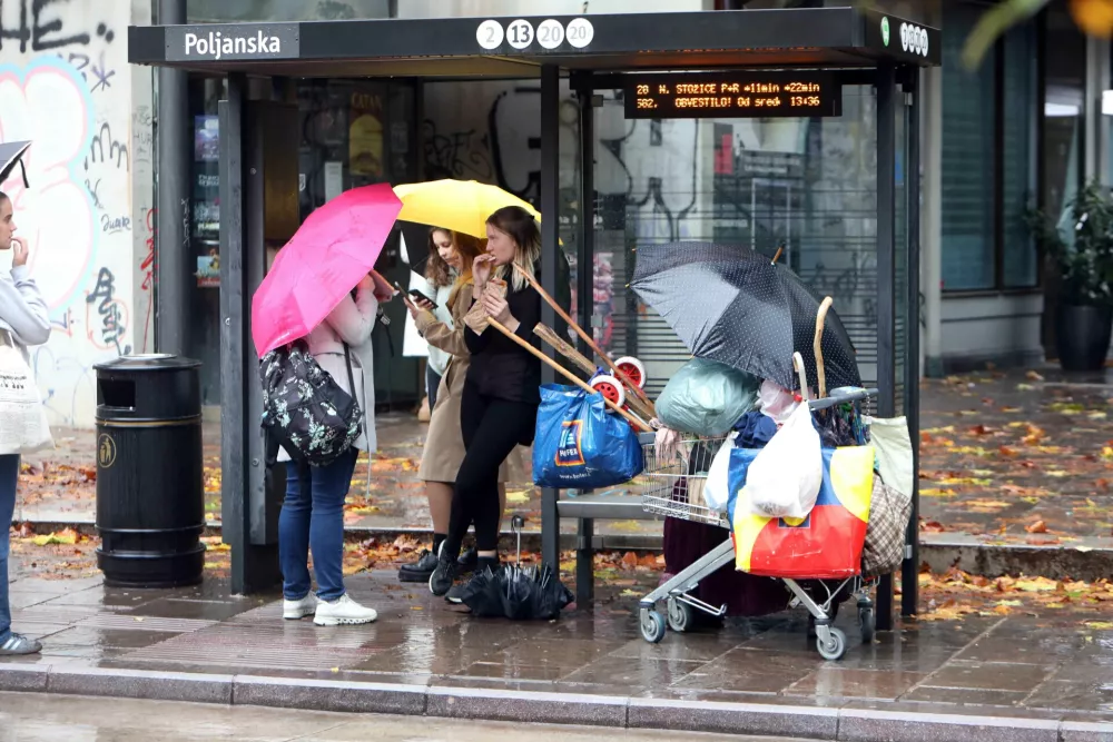 06.11. 2023 - simbolična fotografija - brezdomci, deževje, avtobusno postajališče LPPFoto: Tomaž Skale