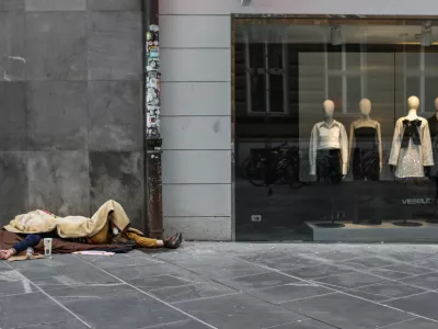 - 15.11.2023 - simbolična fotografija – brezdomci, revščina, tržna ekonomija, potrošništvo, //FOTO: Bojan Velikonja