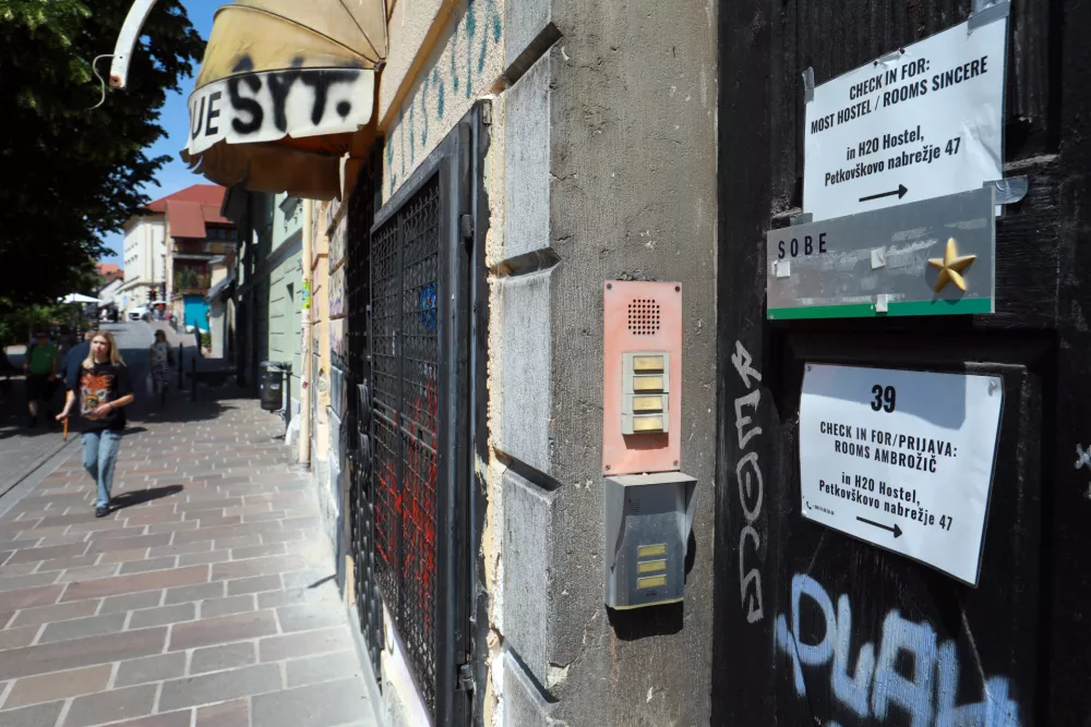 Od parkirišča do hostlov: Na Petkovškovem nabrežju kar 100 turističnih namestitev