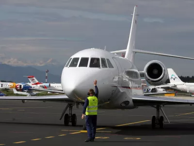 Slovensko protokolarno letalo falcon 2000EX po več kot pol leta, odkar je prenehala najemna pogodba v ZDA, pristalo na letališču Brnik.- Letalo je priletelo iz švicarskega Basla, kjer je bilo na temeljitem remontu po štirih letih najema, cena remonta pa naj bi bila nekaj 100.000 evrov///FOTO: Luka CjuhaOPOMBA: ZA OBJAVO V ČASOPISU DNEVNIK