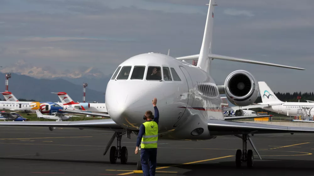Slovensko protokolarno letalo falcon 2000EX po več kot pol leta, odkar je prenehala najemna pogodba v ZDA, pristalo na letališču Brnik.- Letalo je priletelo iz švicarskega Basla, kjer je bilo na temeljitem remontu po štirih letih najema, cena remonta pa naj bi bila nekaj 100.000 evrov///FOTO: Luka CjuhaOPOMBA: ZA OBJAVO V ČASOPISU DNEVNIK