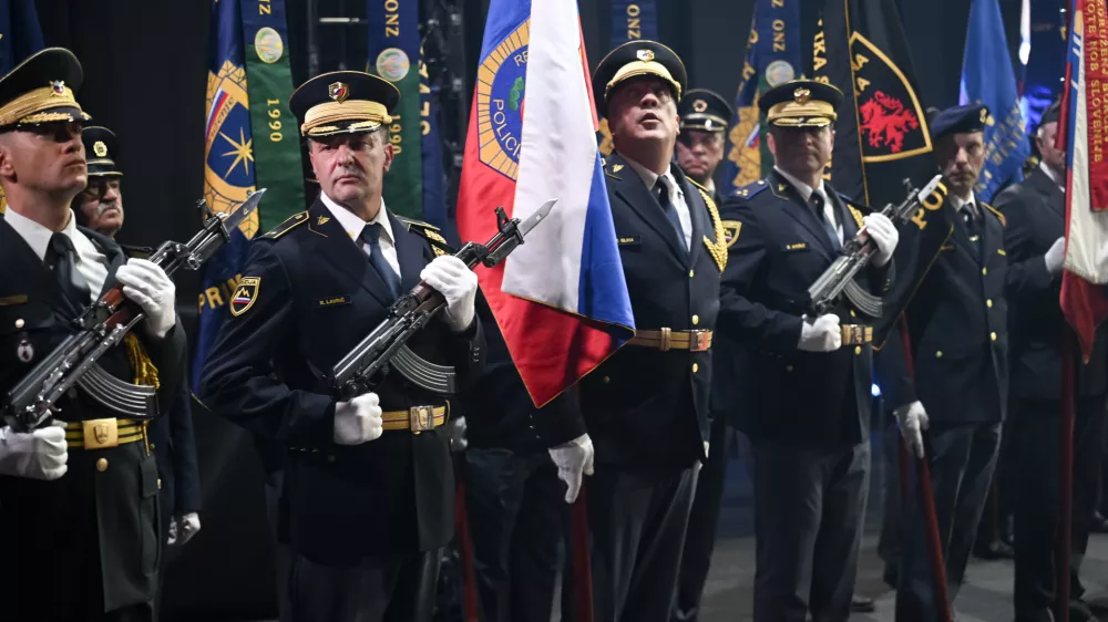 Častna garda slovenske vojskeSlovenska vojskaOrožjeslovenska policija25.4.2025 Proslava - Dan boja proti okupatorju - TržičFOTO: Nik Erik Neubauer
