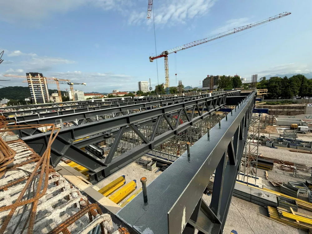 Gradnja železniške postaje Ljubljana - postavitev prvih paličnih nosilcev spodnje etaže nadhodaPotniški center Ljubljana