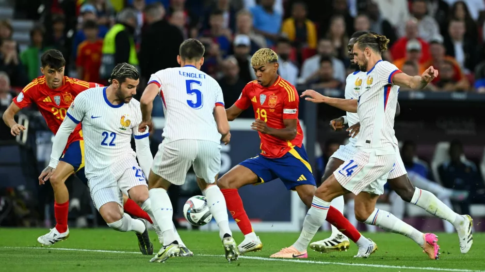 Soccer Football - Nations League - Semi Final - Spain v France - MHPArena, Stuttgart, Germany - June 5, 2025 Spain's Pedri and Spain's Lamine Yamal in action with France's Theo Hernandez, France's Adrien Rabiot and France's Clement Lenglet REUTERS/Annegret Hilse