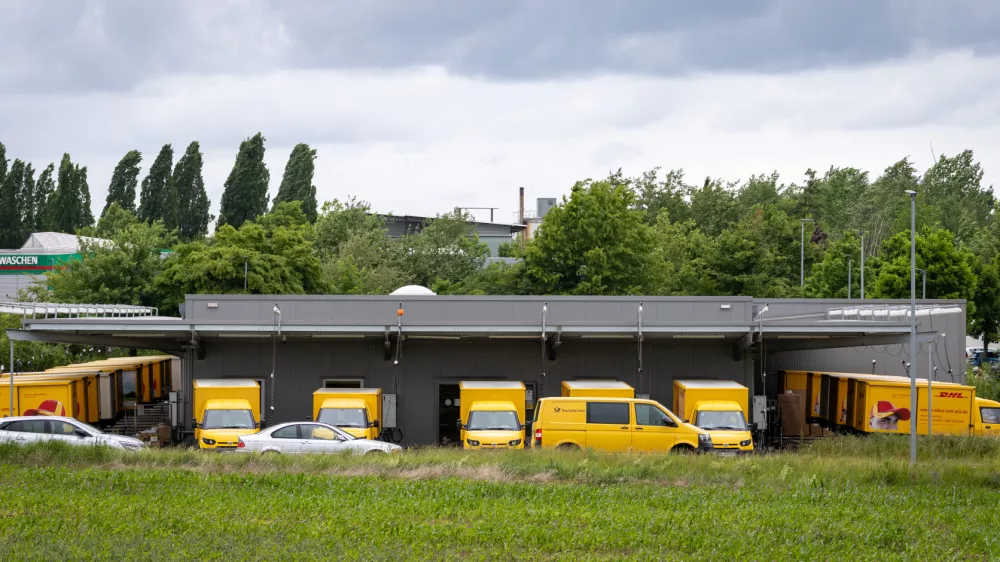 06 June 2025, Bavaria, Langenzenn: View of a DHL distribution center in Langenzenn near Nuremberg. Twelve employees have suffered skin injuries at a distribution center of the logistics company DHL. At least eight of them are receiving dermatological treatment, said a police spokeswoman. The distribution center was evacuated as a precaution. "There was no danger to the public," she emphasized. The background was initially unclear. Photo: Daniel Karmann/dpa