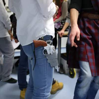 - DESK - centralna redakcija časnika Dnevnik - dijaška novinarska ekipa - dijaki gimnazije Jesenice na pustni torek - simbolična fotografija - orožje - mladina - nasilje - pustna maska     - 17.02.2015 - Projekt časopisa Dnevnik - soustvarjanje šeste Dnevnikove priloge Obrazi prihodnosti - priloga novinarskih ekip slovenskih gimnazij - soustvarjali dijaki gimnazij - 19 šol 100 mladih novinarjev - šolstvo - izobraževanje - mediji - //FOTO: Jaka Gasar / Foto: Jaka Gasar