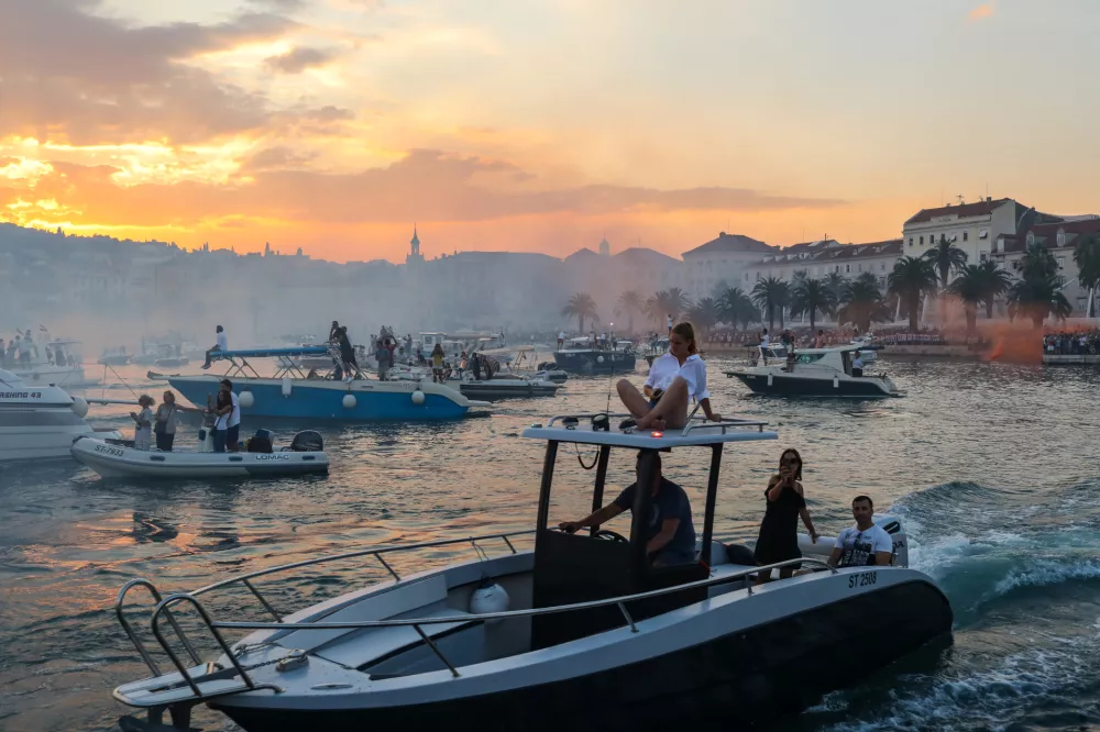 ﻿- splitska Riva s katere so pospremili krsto proti Veli Luki na otok Korčula - - 31.07.2018 - Hrvaška / Split - dan nacionalnega žalovanja zaradi smrti Oliverja Dragojevića, enega velikanov hrvaške popularne glasbe – //FOTO: Jaka Gasar