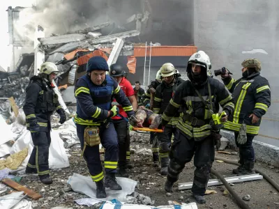 SENSITIVE MATERIAL. THIS IMAGE MAY OFFEND OR DISTURB Rescuers and paramedics carry an injured resident after he was released from debris of a building hit by a Russian drone strike, amid Russia's attack on Ukraine, in Kharkiv, Ukraine June 7, 2025. REUTERS/Sofiia Gatilova