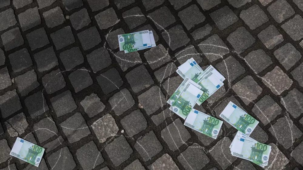 - Simbolična fotografija, denar euro, finance, ekonomija, pohlep- 01.04.2023 &ndash; Pre&scaron;ernov trg - dogodek Zemlja gori ob začetku kampanje Podnebni zločin, na katerem so aktivisti Greenpeace Slovenija zažgali več metrov velik rekvizit Zemlje in s tem opozorili odločevalce, naj podnebno krizo začnejo jemati resno; //FOTO: Bojan Velikonja