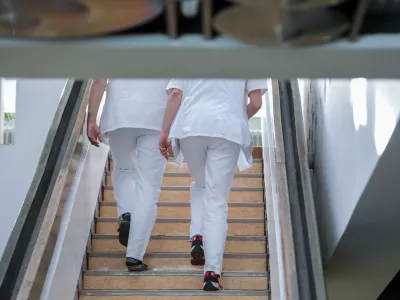 ﻿- simbolična fotografja - zdravnik, osebje, zdravstvo  - 03.01.2018 – Univerzitetni klinični center UKC Ljubljana - primopredaja poslov med dosedanjim direktorjem UKC Andražem Kopačem in Alešem Šabederjem, ki prevzema funkcijo generalnega direktorja UKC Ljubljana - vodstvo – uprava  //FOTO: Jaka Gasar