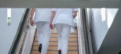 ﻿- simbolična fotografja - zdravnik, osebje, zdravstvo  - 03.01.2018 – Univerzitetni klinični center UKC Ljubljana - primopredaja poslov med dosedanjim direktorjem UKC Andražem Kopačem in Alešem Šabederjem, ki prevzema funkcijo generalnega direktorja UKC Ljubljana - vodstvo – uprava  //FOTO: Jaka Gasar