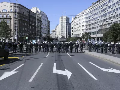 ﻿- 28.9.2014 - Beograd, Srbija - simbolična fotografija - parada ponosa. lgbt, gay, gej, lezbijka, transseksualci, biseksualci, policija, žendarmerija, mavrica     //FOTO: Jaka Gasar
