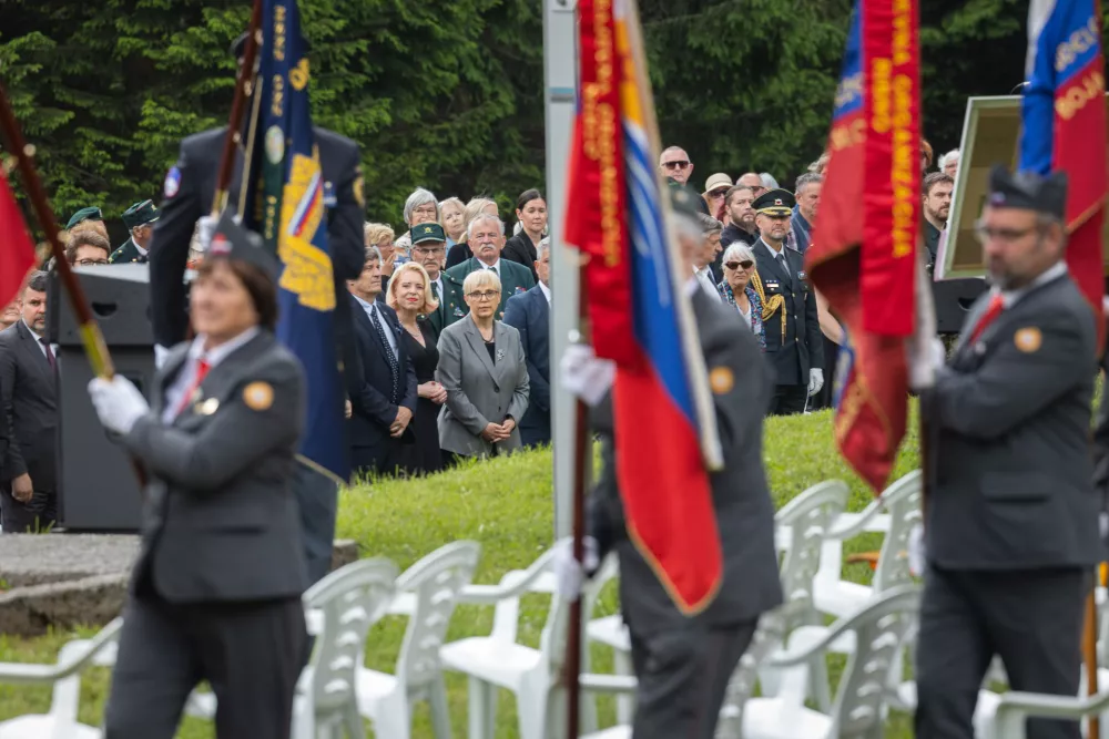 Trzic, spominski park koncentracijskega taborisca Ljubelj.Spominska prireditev ob 80. obletnici osvoboditve koncentracijskega taborisca pod Ljubeljem, katero se je udelezila tudi predsednica republike Natasa Pirc Musar, ki je ob tej priloznosti polozila venec.