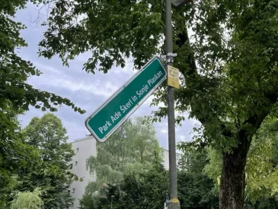 Vnovič poškodovana tabla, ki označuje Park Ade Škerl in Sonje Plaskan, poimenovan po lezbičnem paru.