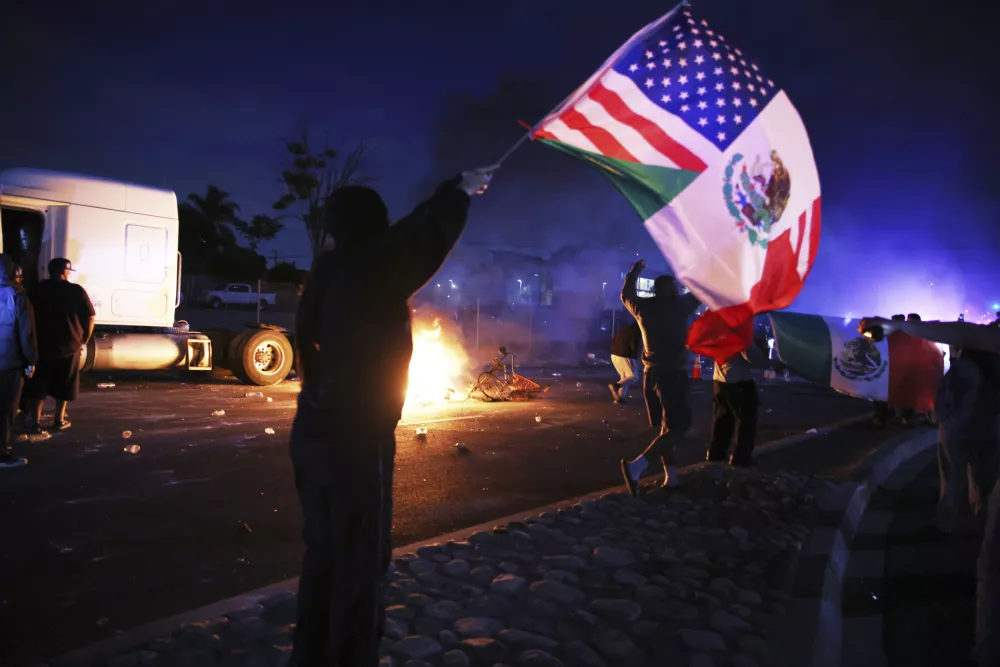 A demonstrator waves an American and Mexican flag during a protest in Compton, Calif., Saturday, June 7, 2025, after federal immigration authorities conducted operations. (AP Photo/Ethan Swope) / Foto: Ethan Swope