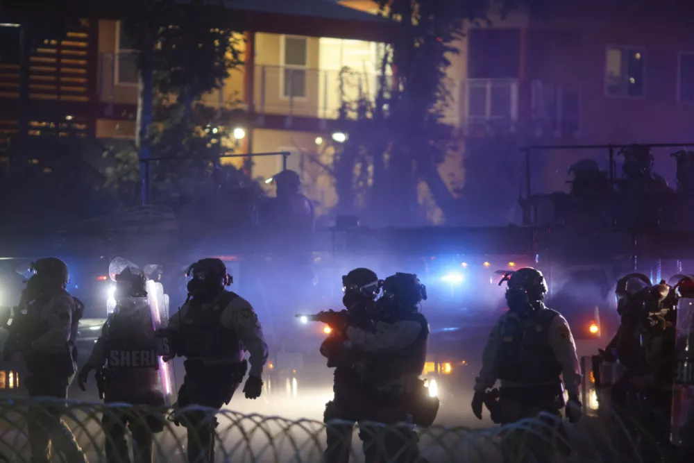 Law enforcement stand during a protest in Compton, Calif., Saturday, June 7, 2025, after federal immigration authorities conducted operations. (AP Photo/Ethan Swope) / Foto: Ethan Swope