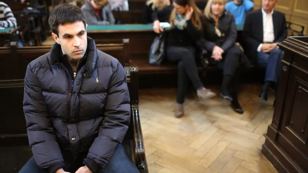 Obsojeni za poskus umora pobegnil in poškodoval paznika