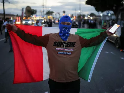 A protester holds a Mexican flag during a standoff between police and protesters following multiple detentions by Immigration and Customs Enforcement (ICE), in the Los Angeles County city of Paramount, California, U.S., June 7, 2025.  REUTERS/Daniel Cole / Foto: Daniel Cole