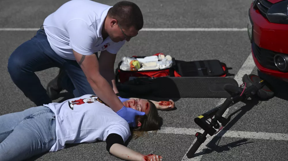 E - SKIROSKIRO SIMBOLIČNA FOTOGRAFIJAvarnost v prometu električni skirourgentna pomočreševalcireševanje v prometuoživljanjeprometna nesrečacppprva pomočsmrt v prometupromettrčenjetrk14.05.2025 Novinarska konferenca: " Varno z e-skirojem "FOTO: Nik Erik Neubauer