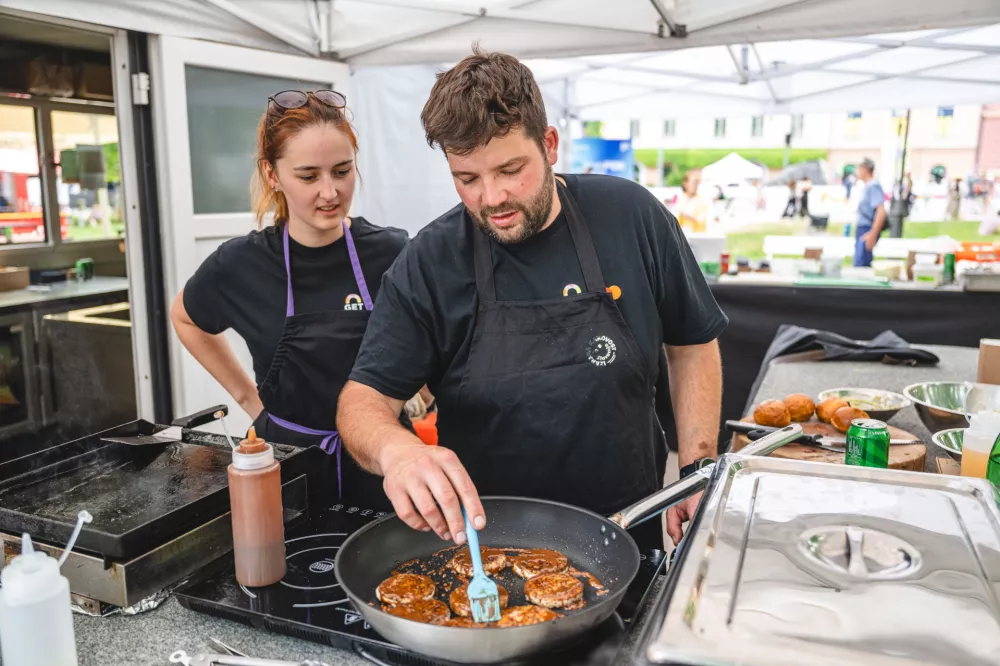 Michelinova chefa Jorg Zupan in Luka Ko&scaron;ir (na sliki) sta se pomerila za krono slovenskega street food kralja. Foto: Nik Bertoncelj