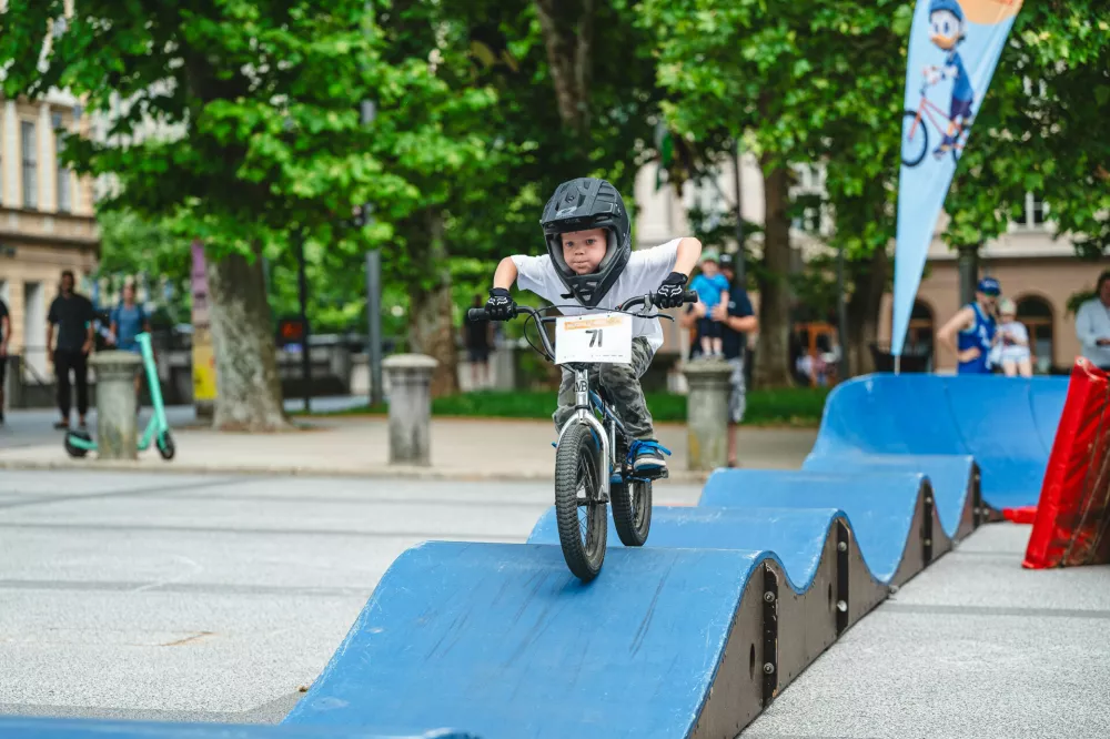 Urbani park je odlično igri&scaron;če tudi za najmlaj&scaron;e začetnike adrenalinskih &scaron;portov. Foto: Nik Bertoncelj