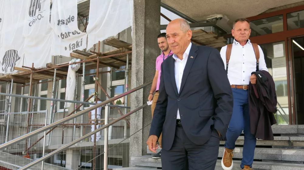 Janša leta 2023 pred kranjskim okrožnim sodiščem. / Foto: STA