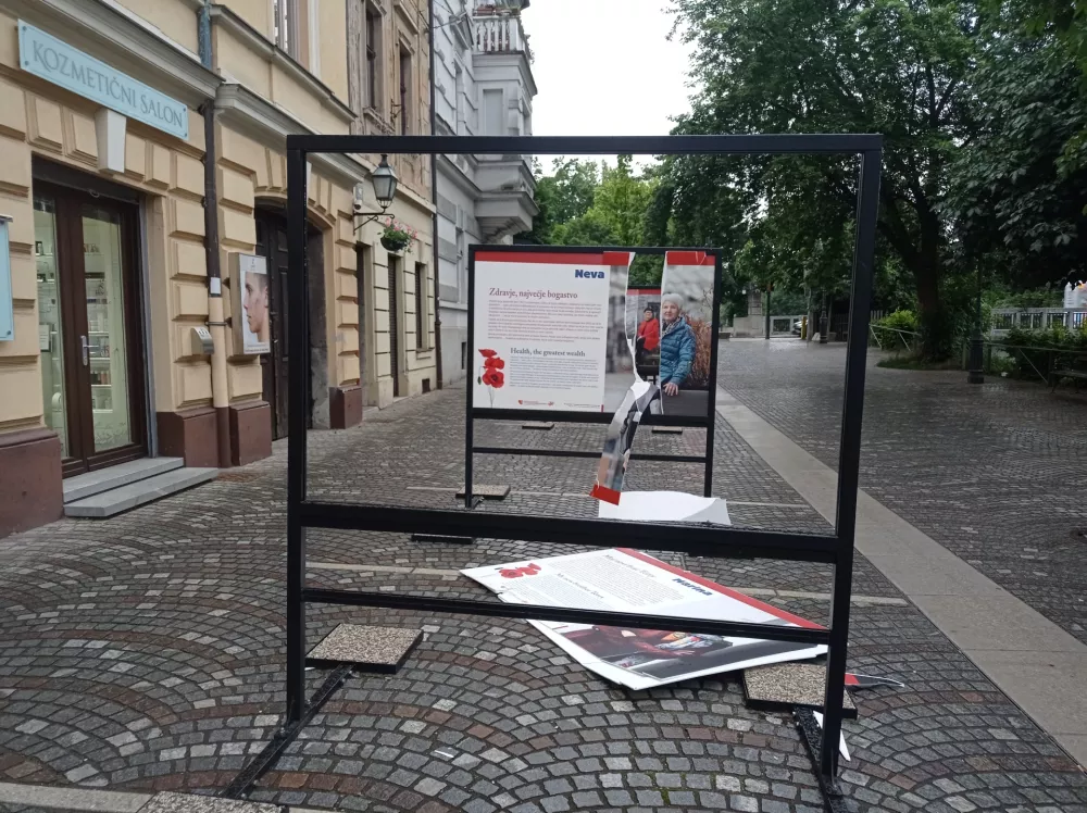 Vandali so uničili razstavo na Gallusovem nabrežju.