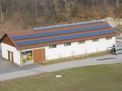 Na strehi hleva šolskega posestva je zdaj »zajetje« sončne energije.