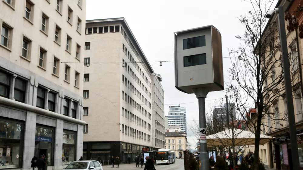 ﻿- 11.02.2019 – Slovenska cesta v Ljubljani - stacionarni super radar, ki lahko meri hitrost na obeh straneh prometnega toka hkrati, pri čemer lahko spremlja več vozil - nadzor hitrosti s samodejno merilno napravo – meritev hitrosti -  //FOTO: Luka Cjuha.